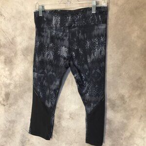 The North Face Calf Length Yoga Pants Capri Leggings  Medium